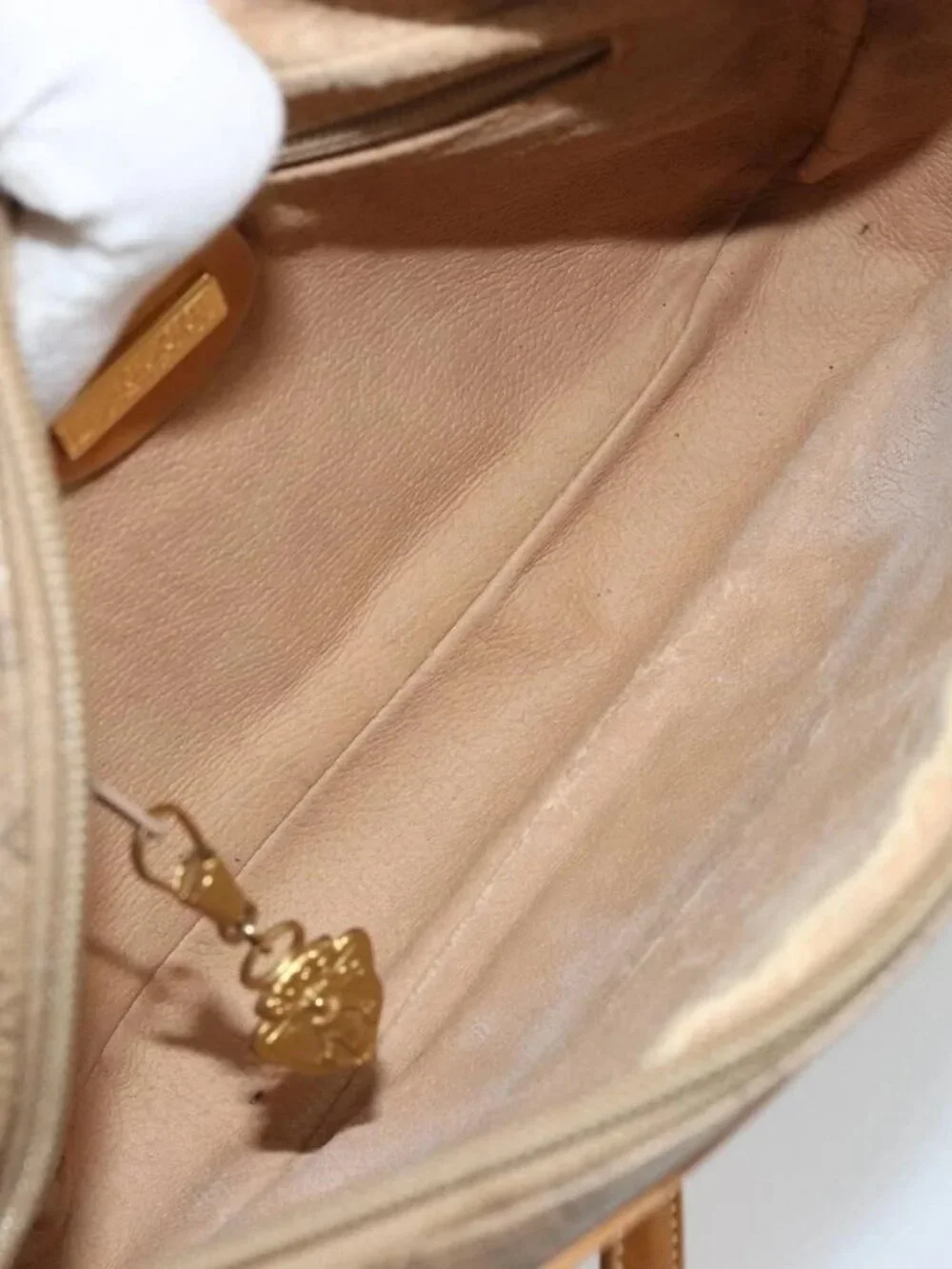 Gucci brand	gucci color	beige